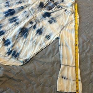 Long sleeve blue tie dye blouse
